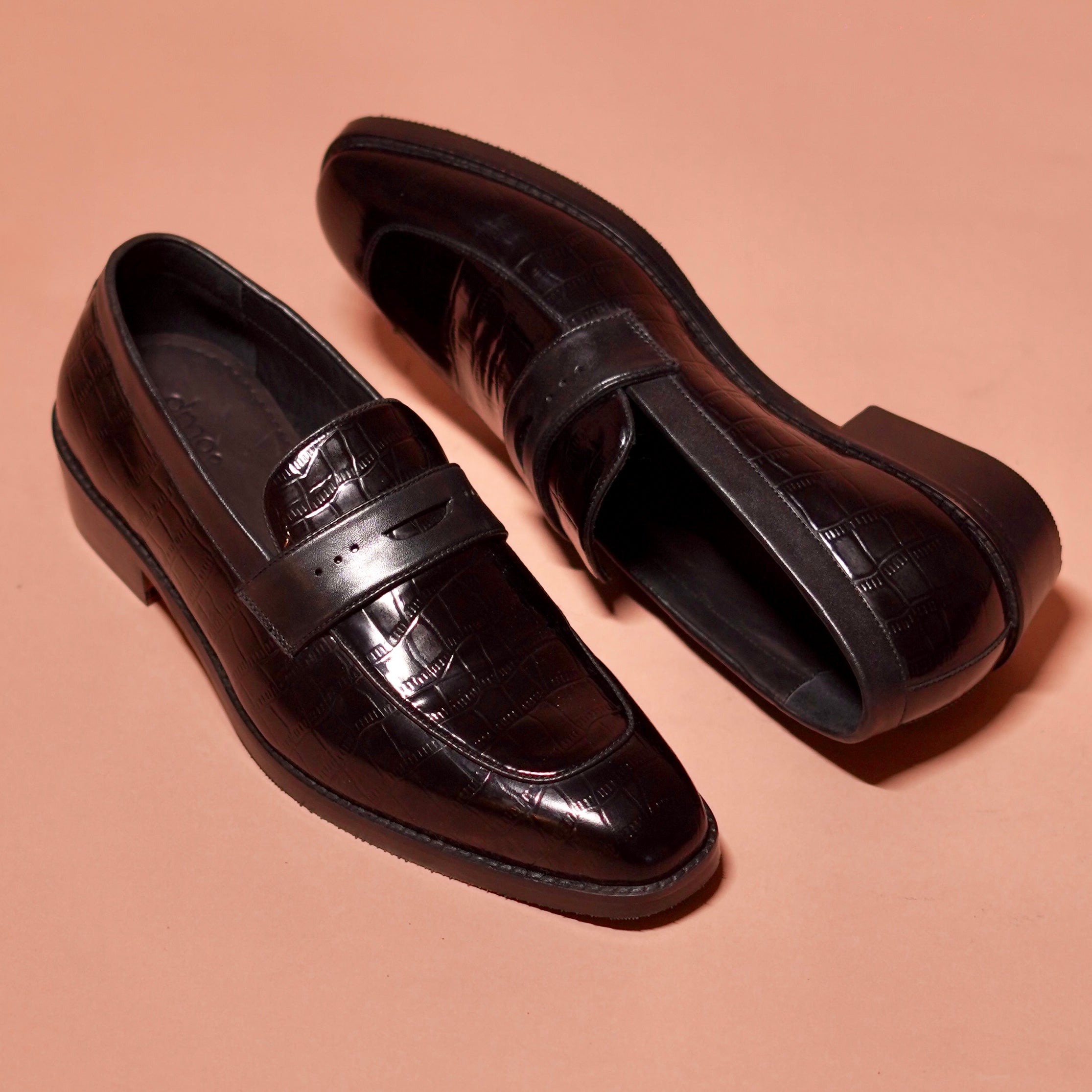 Motivo Croco | Black croc print penny loafers